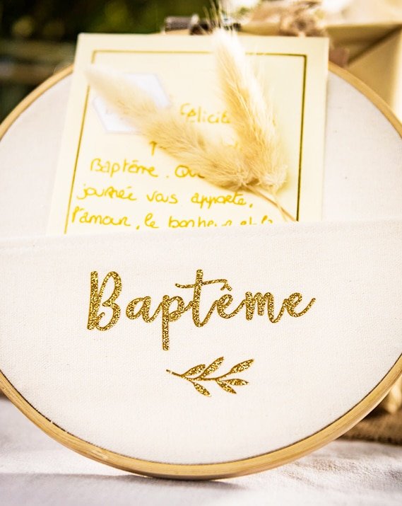 Baptême vintage : le joli jour d'Alya en blanc, crème et doré