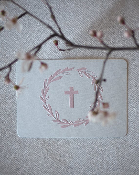 Mini carte « Croix » gaufrage rose - ©Catho Rétro