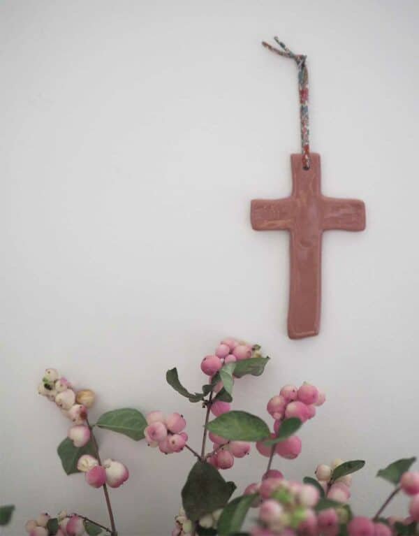 Croix rose dragée en céramique - Catho Rétro