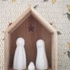 Petite crèche en porcelaine et bois