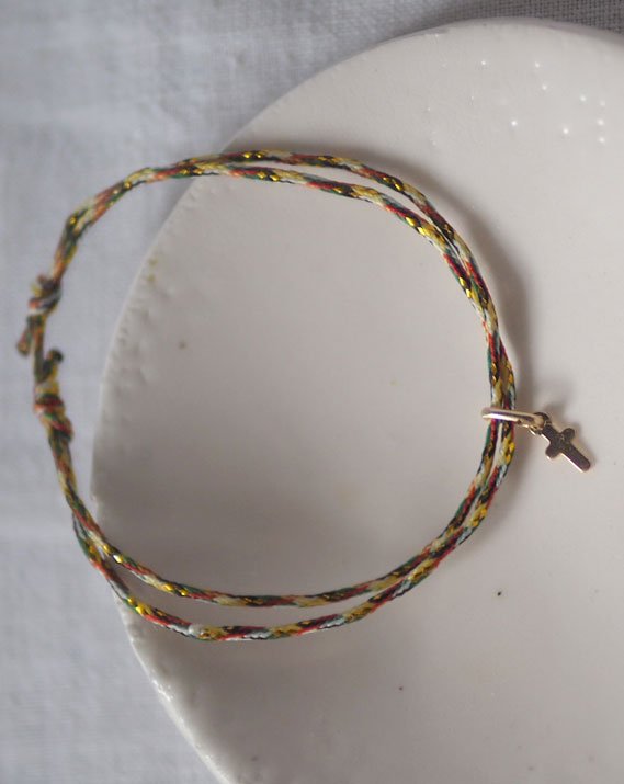 Mini Croix sur fil multicolore | Or 18 carats