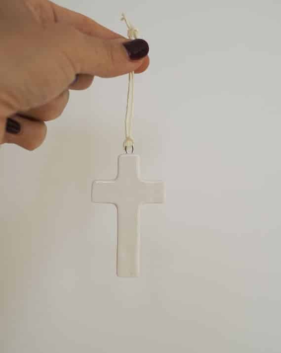 Petite suspension croix en porcelaine