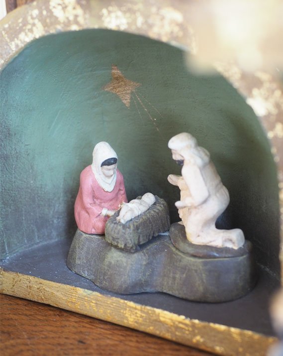 Crèche de Noël dans son dôme