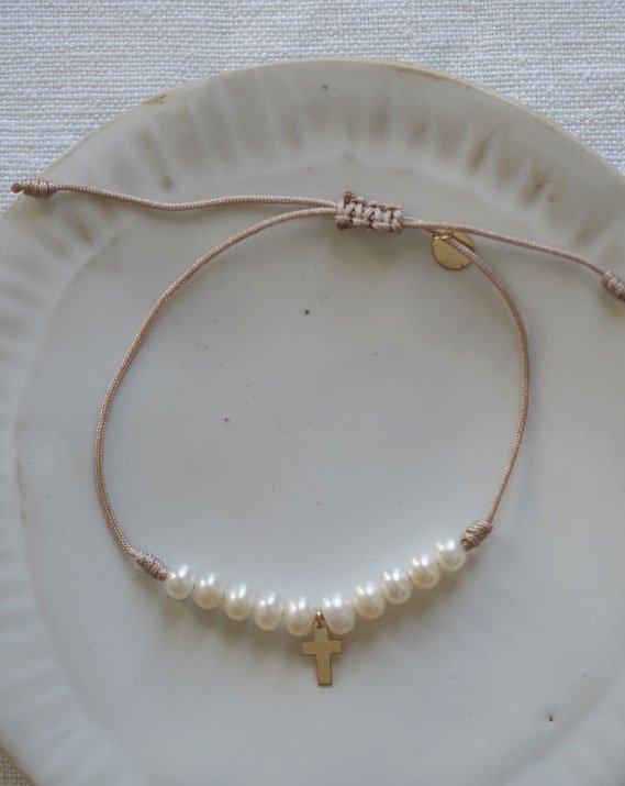 Bracelet perles et mini croix en or 18 carats