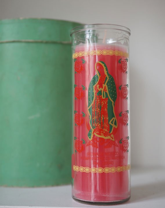 Bougie rose en verre "Vierge de Guadalupe"