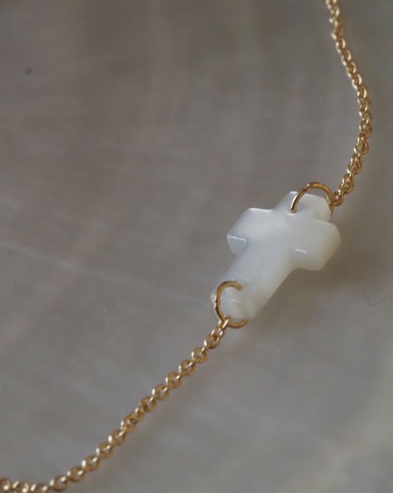 Bracelet or croix en nacre | Or 18 carats ©Catho Rétro