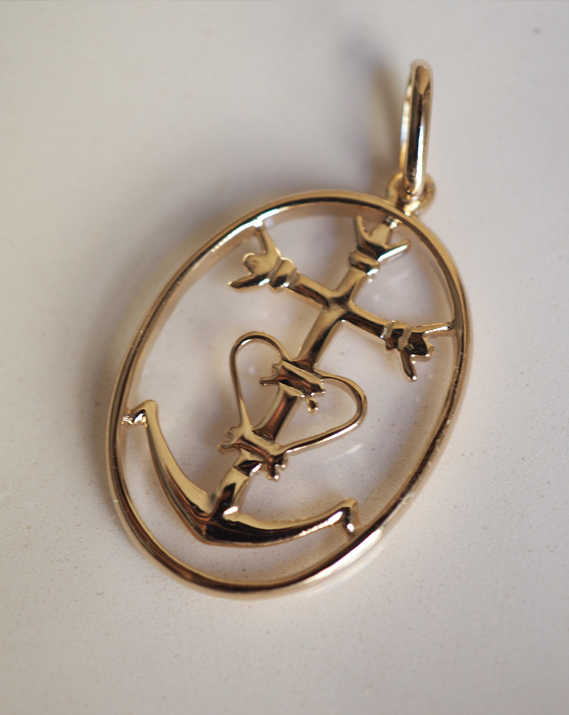 Pendentif ovale croix de camargue plaqué or