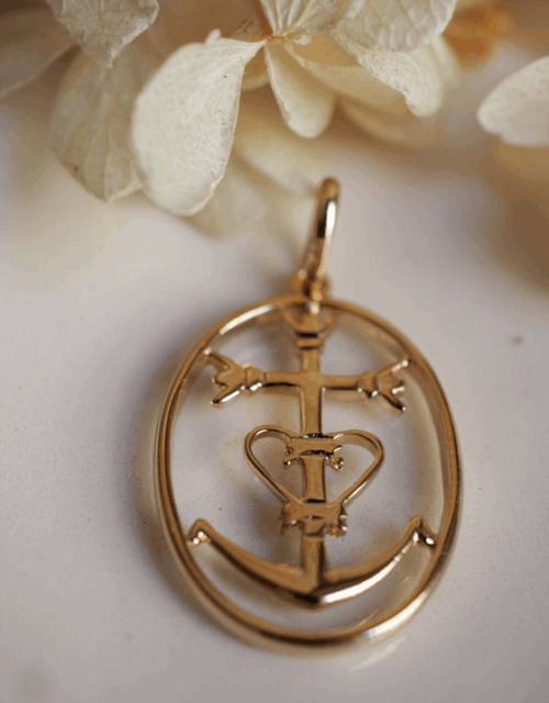 Pendentif ovale croix de camargue plaqué or